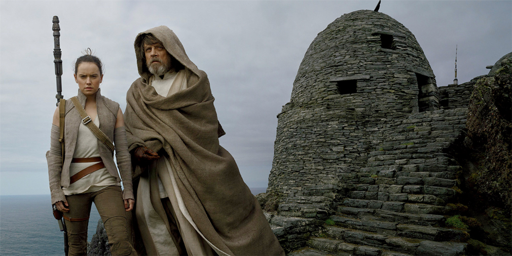 Star Wars' Fans Vehemently Defend Controversial 'The Last Jedi' as It  Trends - Inside the Magic