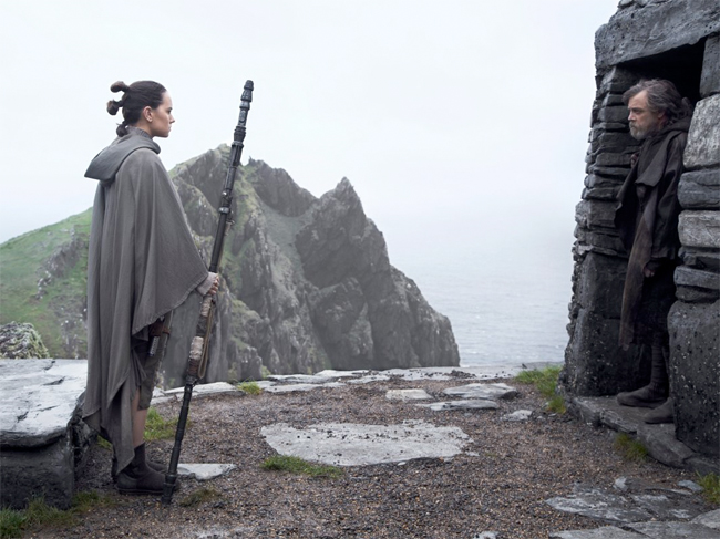 Star Wars' Fans Vehemently Defend Controversial 'The Last Jedi' as It  Trends - Inside the Magic